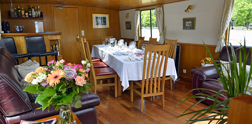 El encantador Salón del "L´Art de Vivre" combina confort y elegancia al más puro estilo francés... CRUCEROS FLUVIALES FRANCIA L ART DE VIVRE CANAL NIVERNAIS OFERTA DESCUENTOS EUROPEAN WATERWAYS CRUCERO DE LUJO CANALES DE FRANCIA BORGOÑA BOURGOGNE HOTEL BARGE ART DE VIVRE ELEGANTES